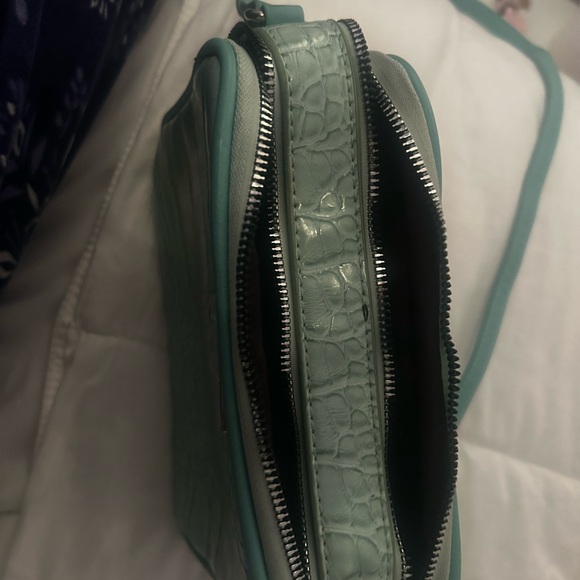 Chic Mint Green Crocodile-Embossed Crossbody Bag - Picture 4 of 5